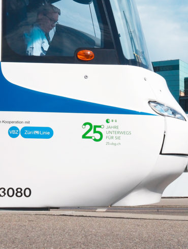 Fahrzeugbeschriftung Logo Branding Full Service Agentur Zürich Tram Verkehr