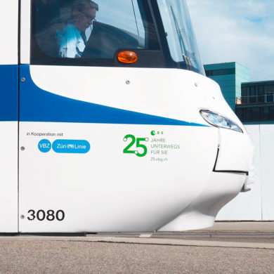 Fahrzeugbeschriftung Logo Branding Full Service Agentur Zürich Tram Verkehr
